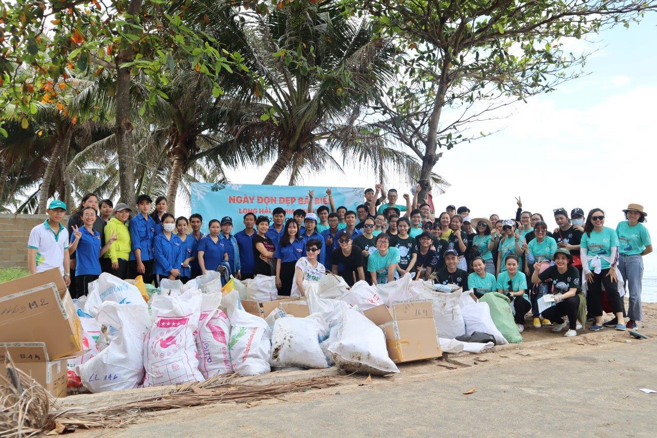 Vào[-]ngày[-]28/09/2019[-]vừa[-]qua,[-]đáp[-]lại[-]lời[-]kêu[-]gọi[-]cứu[-]biển[-]của[-]tổ[-]chức[-]Ocean[-]Conservancy,[-]The[-]Body[-]Shop[-]đã[-]tổ[-]chức[-]Ngày[-]Dọn[-]Dẹp[-]Bãi[-]Biển[-]Long[-]Hải[-]-[-]TP.HCM[-]với[-]50[-]tình[-]nguyện[-]viên[-]là[-]nhân[-]viên[-]công[-]ty[-]và[-]30[-]bạn[-]đoàn[-]viên[-]thuộc[-]Đoàn[-]Thanh[-]Niên[-]Thị[-]Trấn[-]Long[-]Hải.[-]Đây[-]cũng[-]là[-]hoạt[-]động[-]hưởng[-]ứng[-]ngày[-]Quốc[-]Tế[-]Dọn[-]Dẹp[-]Bãi[-]Biển[-]lần[-]thứ[-]34[-]-[-]ngày[-]tình[-]nguyện[-]lớn[-]nhất[-]thế[-]giới[-]nhằm[-]thu[-]gom[-]rác[-]tại[-]bờ[-]biển[-]ở[-]địa[-]phương.[-]